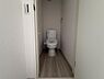 室内：シャワー洗浄機能付のトイレは、清潔感が印象的な空間ですね。
