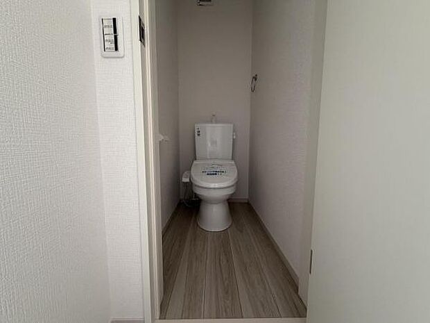 シャワー洗浄機能付のトイレは、清潔感が印象的な空間ですね。