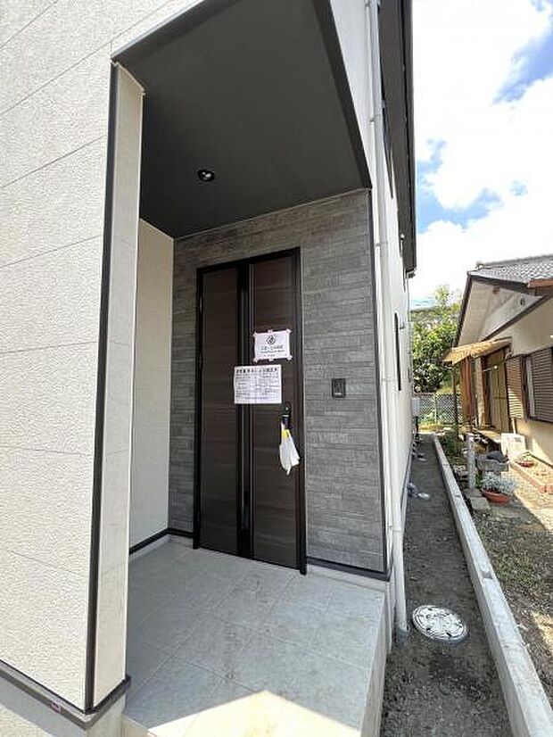 雨天時の荷物搬入に便利な玄関ポーチ付きです。