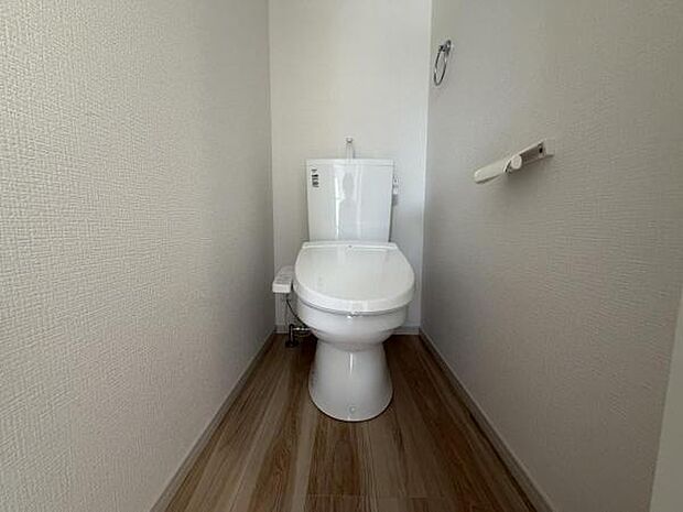 シャワー洗浄機能付のトイレは、清潔感が印象的な空間ですね。