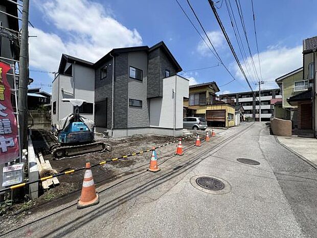 前面道路を含めた現地写真です。