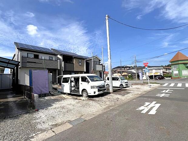 前面道路を含めた現地写真です。