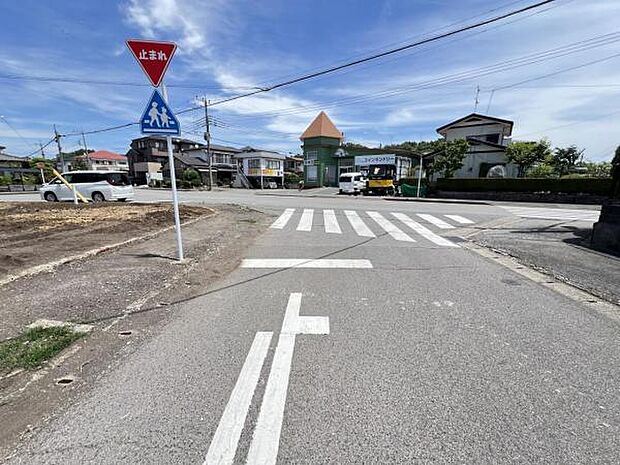 前面道路を含めた現地写真です。ぜひ周辺環境も併せてご覧ください。