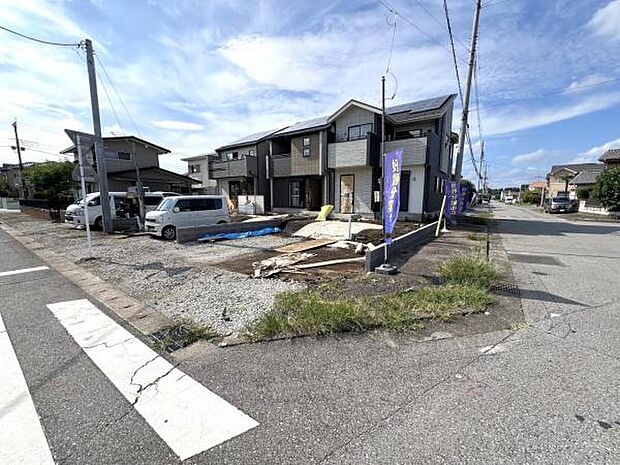 前面道路を含めた現地写真です。ぜひ周辺環境も併せてご覧ください。
