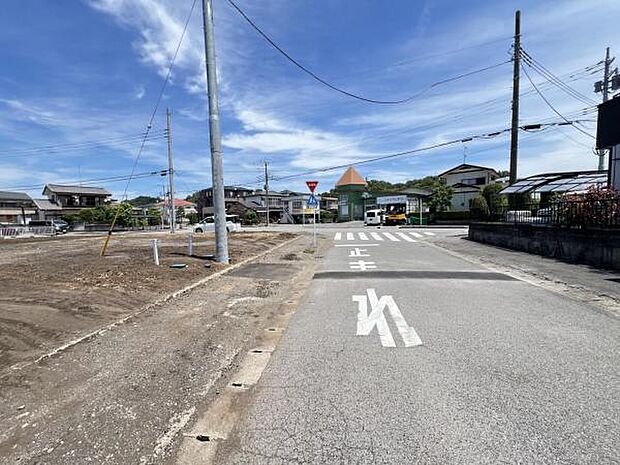 前面道路を含めた現地写真です。ぜひ周辺環境も併せてご覧ください。
