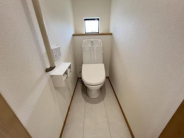 シャワー洗浄機能付のトイレは、清潔感が印象的な空間ですね。