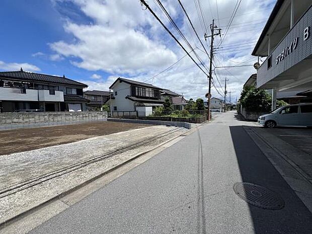 前面道路を含めた現地写真です。