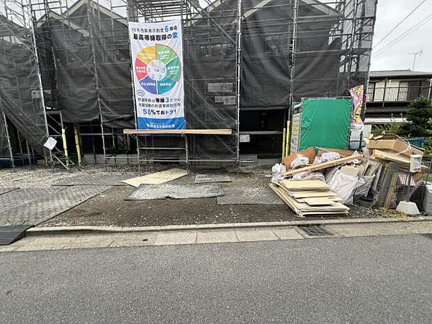 軽自動車含め3台停められます。