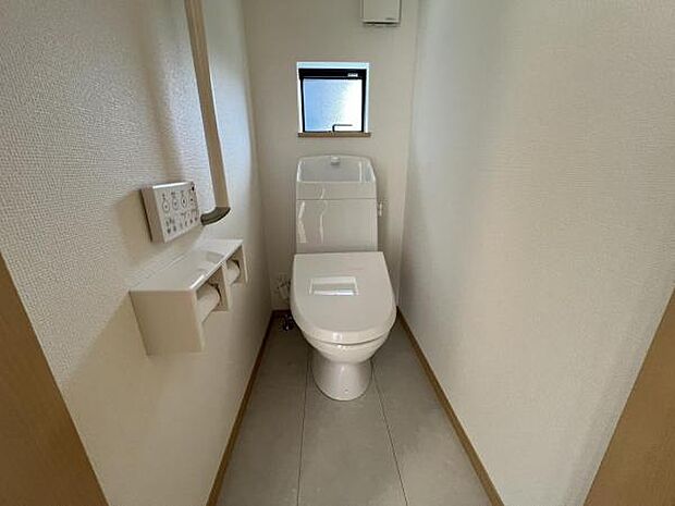 シャワー洗浄機能付のトイレは、清潔感が印象的な空間ですね。