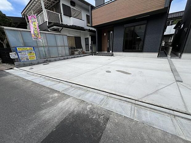 駐車場です。前面道路との高低差も少なく、スムーズに出入りできます。