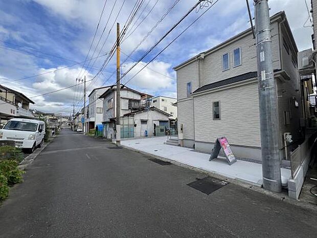 前面道路を含めた現地写真です。ぜひ周辺環境も併せてご覧ください。