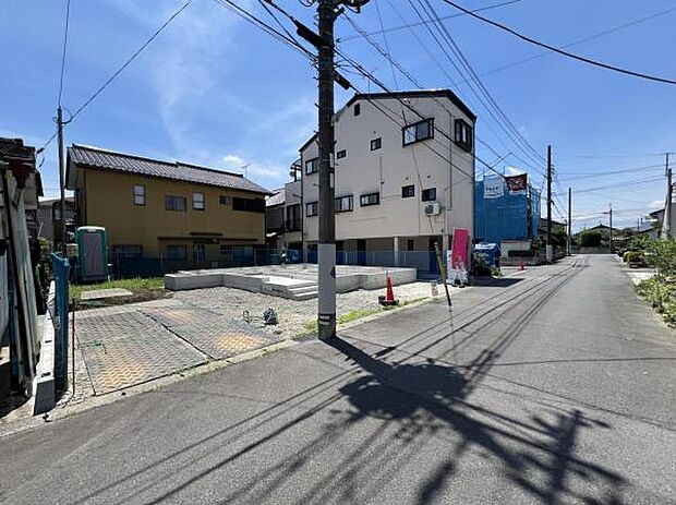 前面道路を含めた現地写真です。