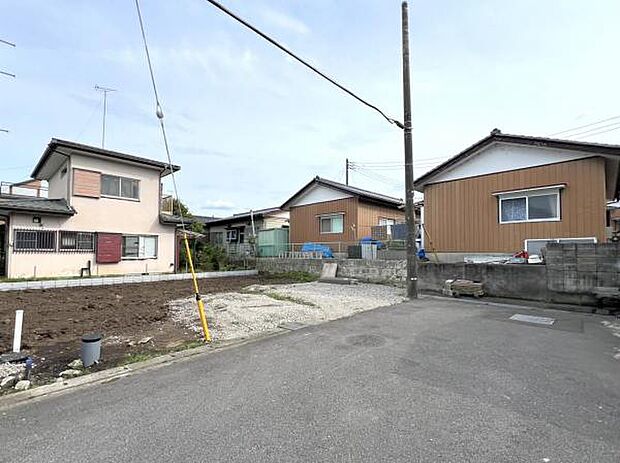 前面道路を含めた現地写真です。