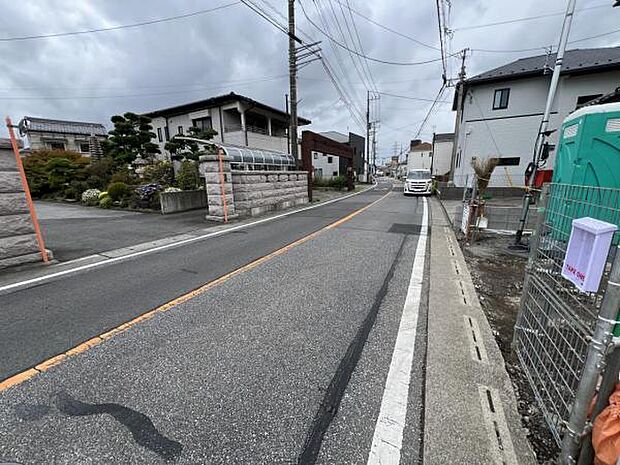 前面道路を含めた現地写真です。