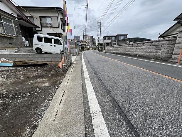 前面道路を含めた現地写真です。ぜひ周辺環境も併せてご覧ください。