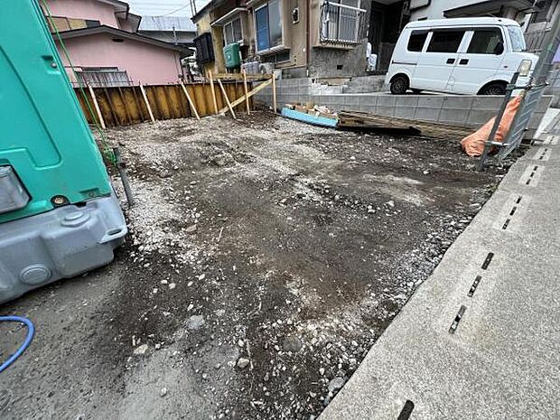 セカンドカーにも便利な並列駐車2台可能です。
