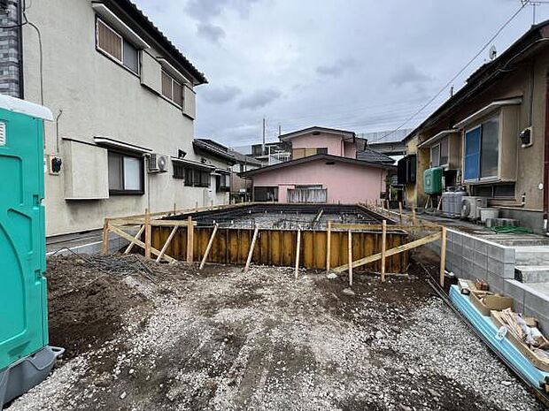 木造2階建てです。