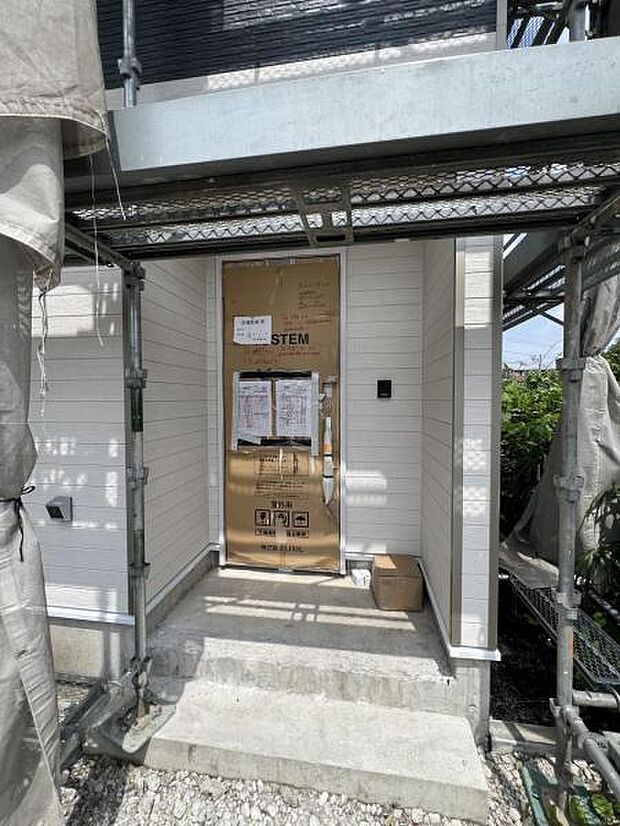 雨天時の荷物搬入に便利な玄関ポーチ付きです。