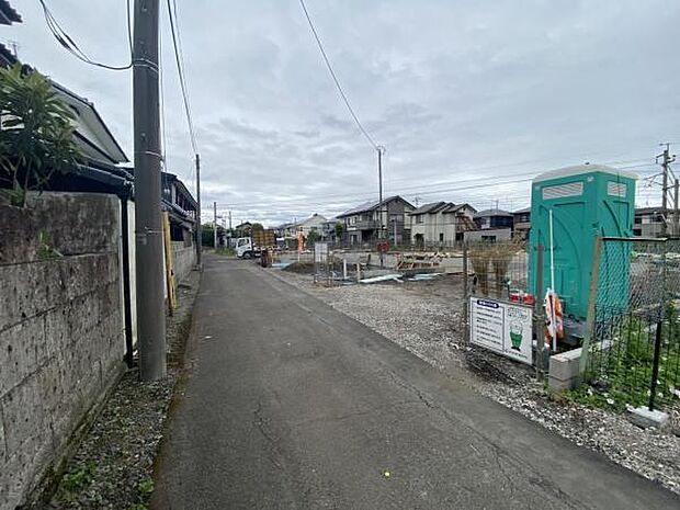 前面道路を含めた現地写真です。ぜひ周辺環境も併せてご覧ください。