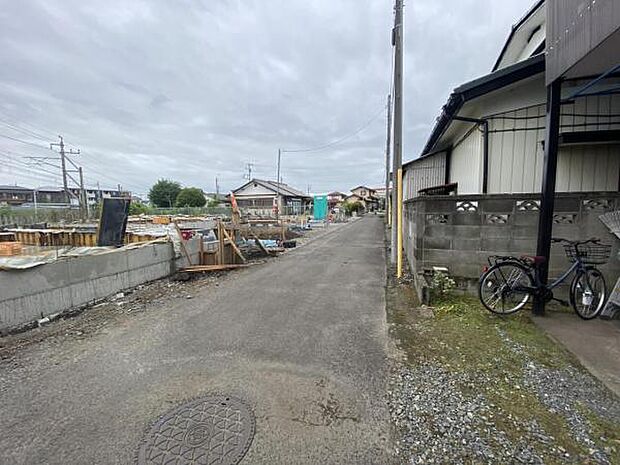 前面道路を含めた現地写真です。