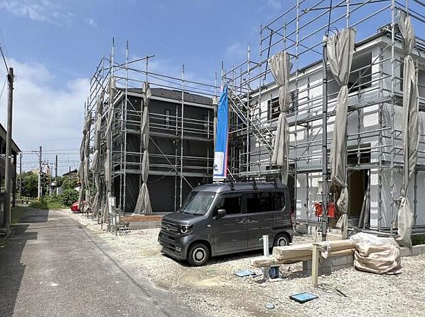 前面道路です。住宅地につき落ち着いた新生活を始められそうです。