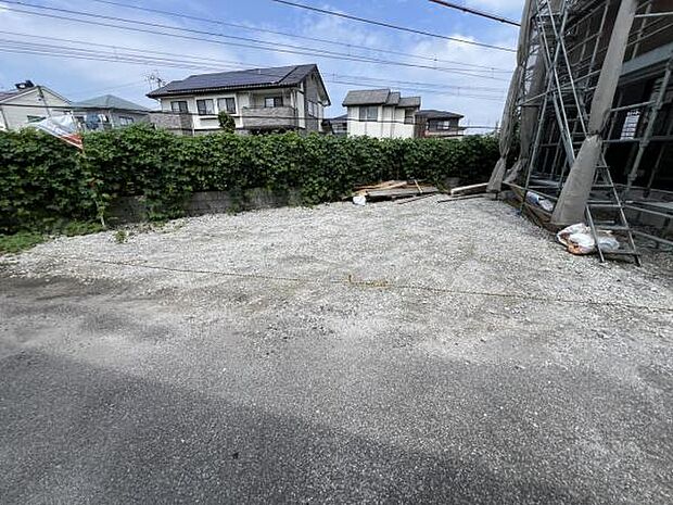 セカンドカーにも便利な並列駐車2台可能です。