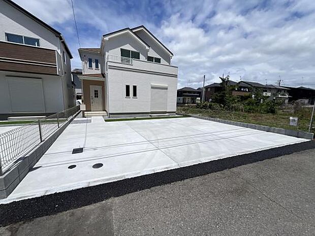 セカンドカーにも便利な並列駐車2台可能です。
