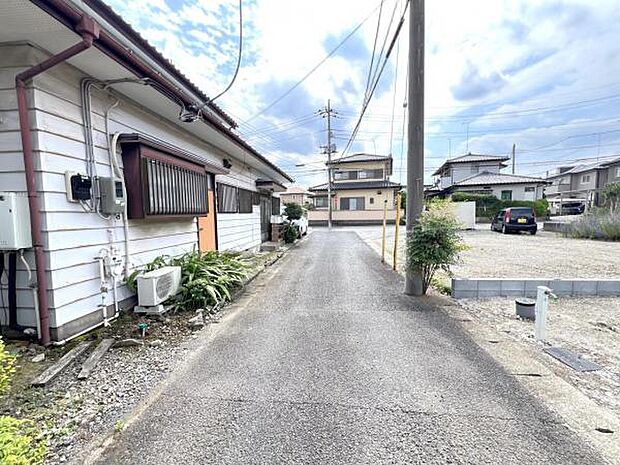 前面道路を含めた現地写真です。