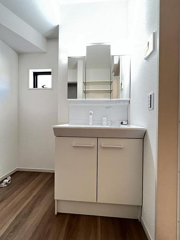 シャワー付き洗面化粧台です。手軽にシャンプーができ、お掃除もしやすいですね。