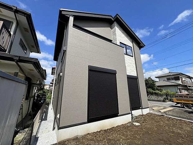 雨戸シャッター付きで、防災・防犯に心強いですね。