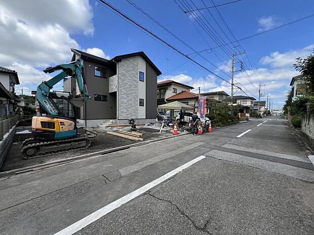 前面道路を含めた現地写真です。ぜひ周辺環境も併せてご覧ください。
