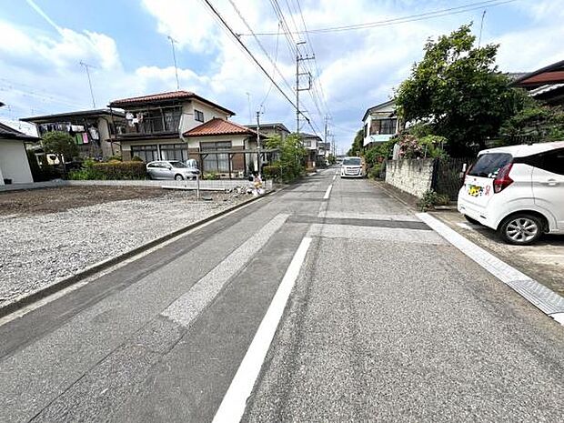 前面道路を含めた現地写真です。