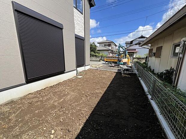 お庭があり開放感たっぷりです。季節のお花を楽しんだり、家庭菜園もお楽しみいただきます。