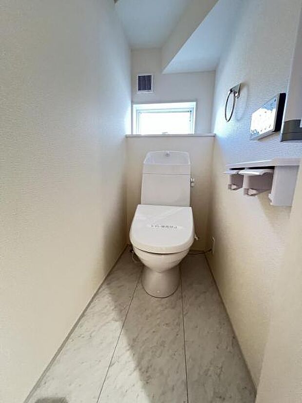 シャワー洗浄機能付のトイレは、清潔感が印象的な空間ですね。