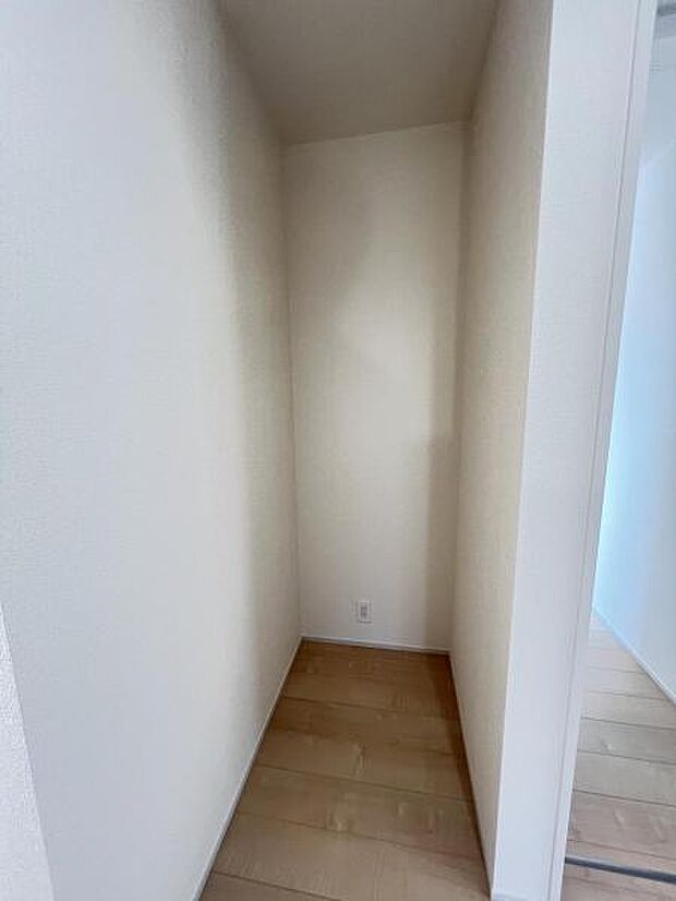 1階廊下にある収納です。中の物を確認しやすく、取り出しやすい収納スペース。お部屋を広々とお使いいただけます。