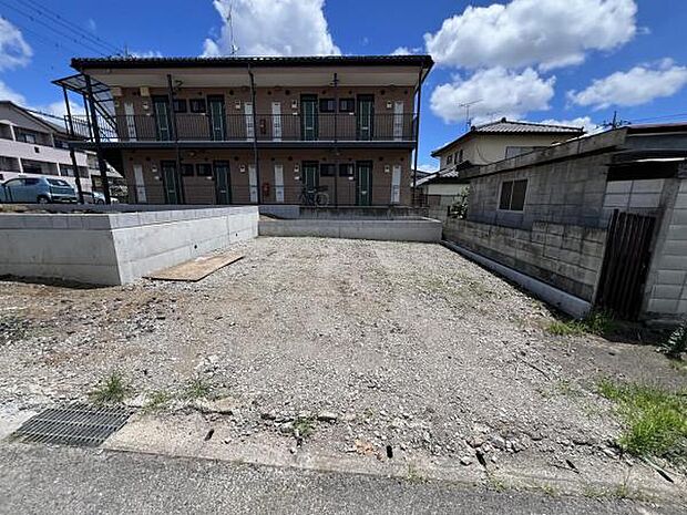 こちらの画像では駐車2台可能で、建物を挟んで反対側にもう1台可能で、合計3台駐車可能なので、ご家族で複数台所有する際や来客時に役立ちます。