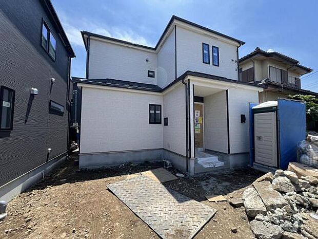 木造2階建て、耐震等級3級です。