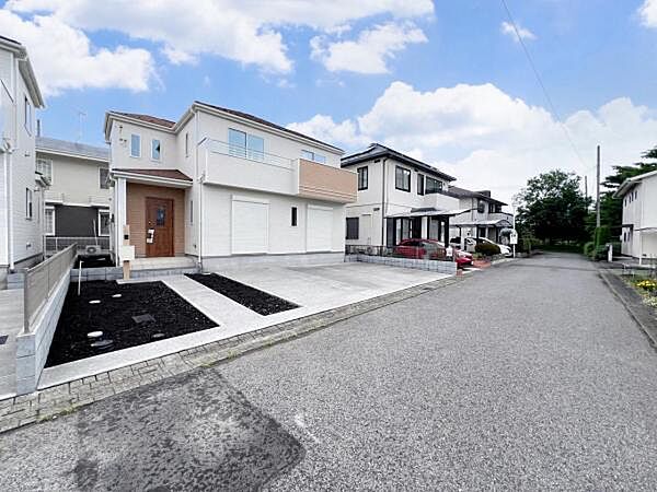 前面道路を含めた現地写真です。ぜひ周辺環境も併せてご覧ください。