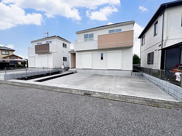 セカンドカーにも便利な並列駐車2台可能です。