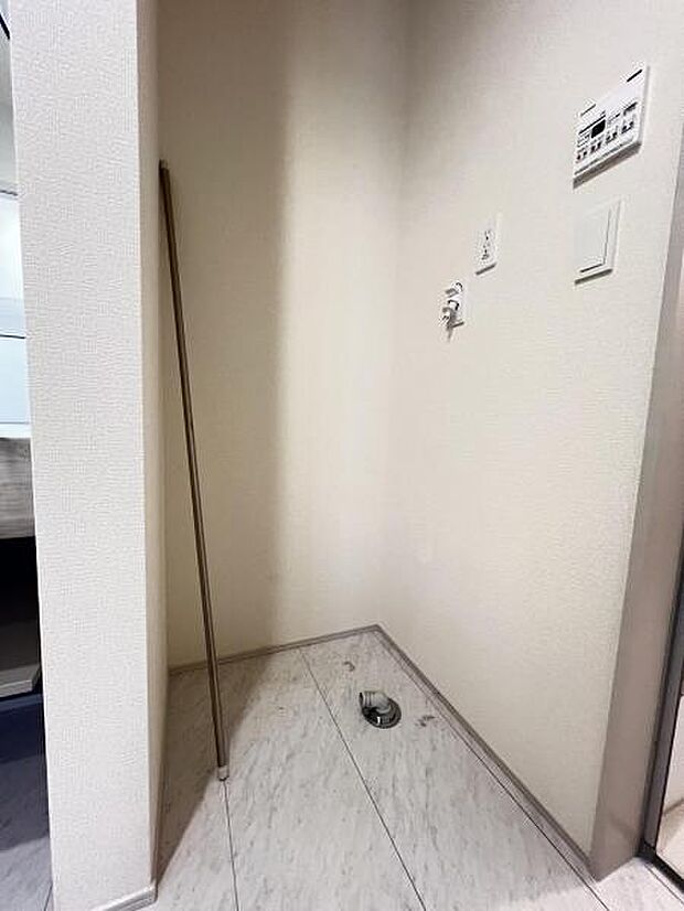 独立洗面台の横にはランドリースペースがございます。