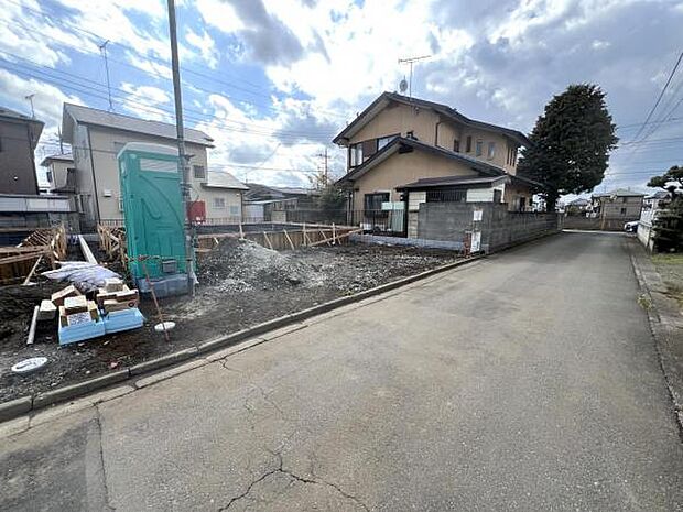 前面道路を含めた現地写真です。