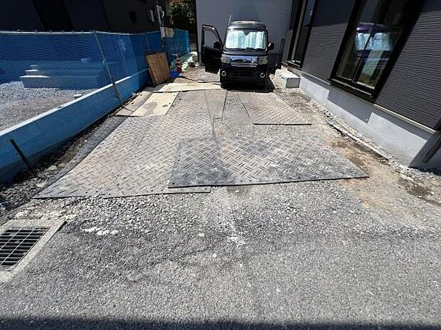セカンドカーにも便利な並列駐車2台可能です。