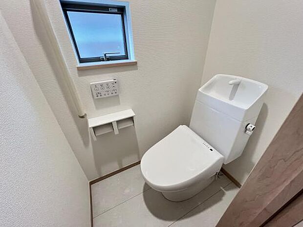 シャワー洗浄機能付のトイレは、清潔感が印象的な空間ですね。