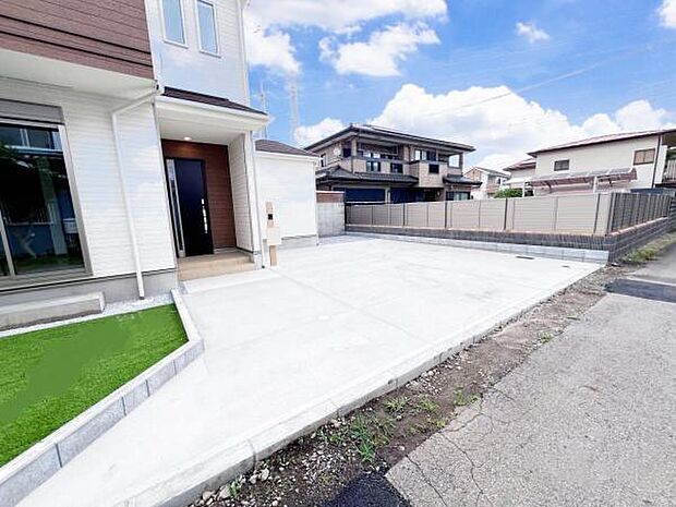 駐車場です。前面道路との高低差も少なく、スムーズに出入りできます。