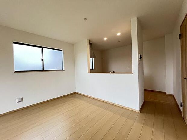 カウンターキッチン越しに会話も楽しめるダイニングキッチン。