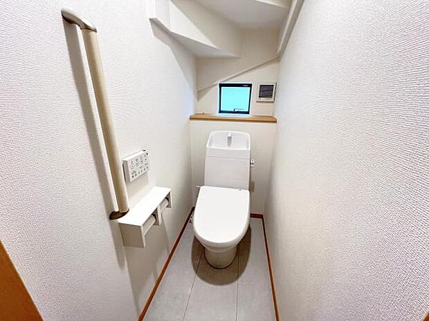 シャワー洗浄機能付のトイレは、清潔感が印象的な空間ですね。