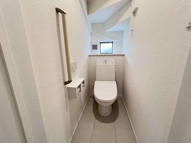 シャワー洗浄機能付のトイレは、清潔感が印象的な空間ですね。