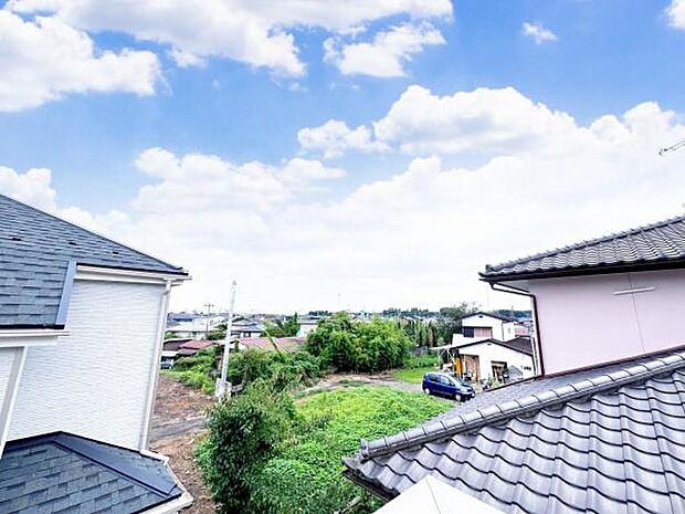 暖かい太陽の日差しを浴びる住まいです。