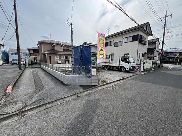 前面道路を含めた現地写真です。ぜひ周辺環境も併せてご覧ください。