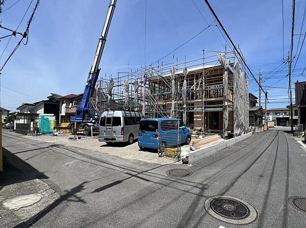 前面道路です。住宅地につき落ち着いた新生活を始められそうです。